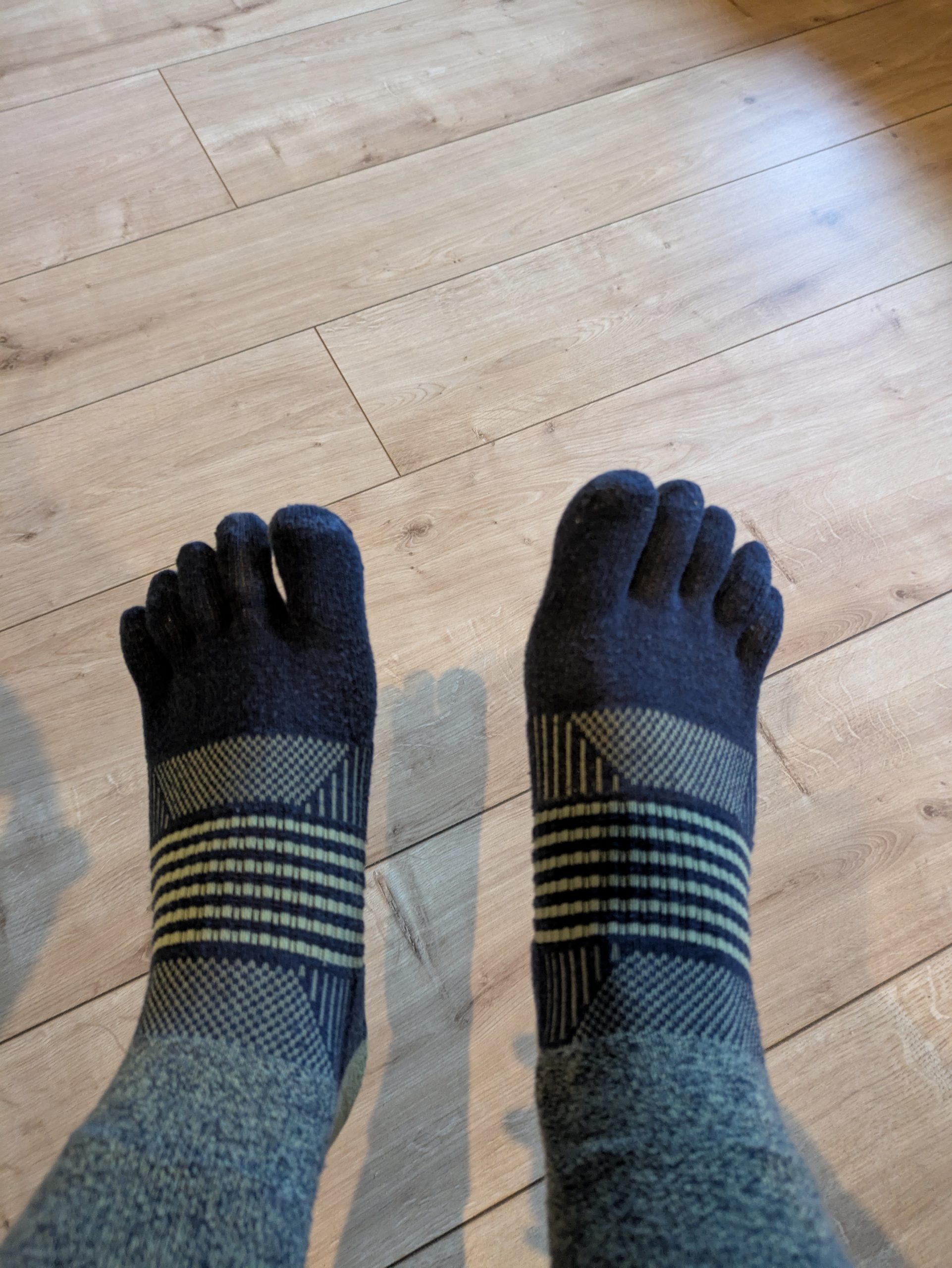 Jasmin trägt Injinji-Zehensocken beim Wandern