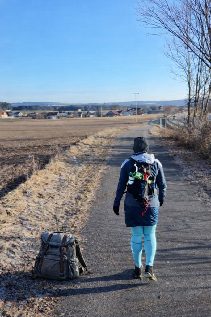 Das Bild zeigt mich, ich stelle den fremden Rucksack ab und gehe mit meinem eigenen weiter.