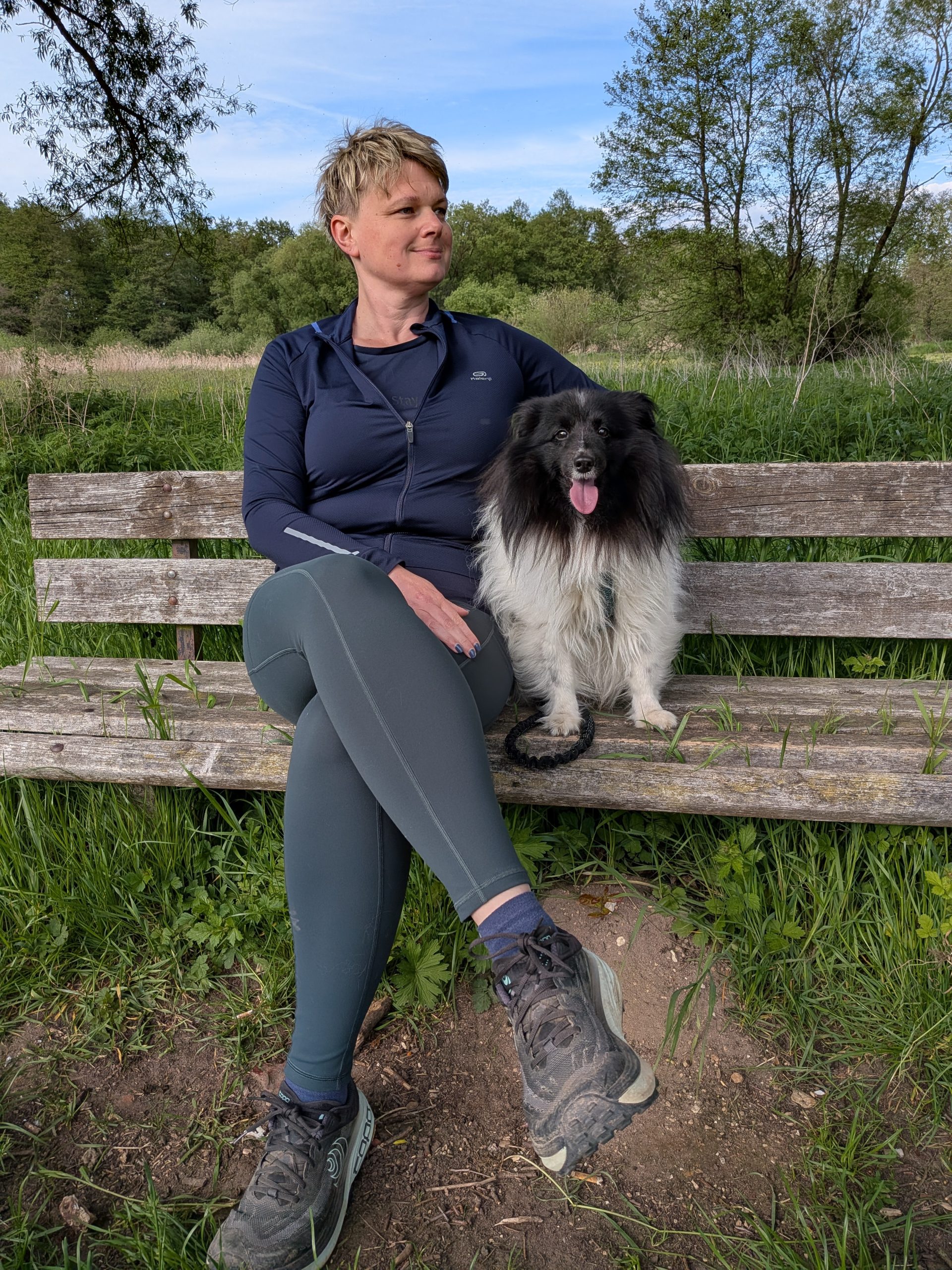 Jasmin mit Buddy auf einer Bank