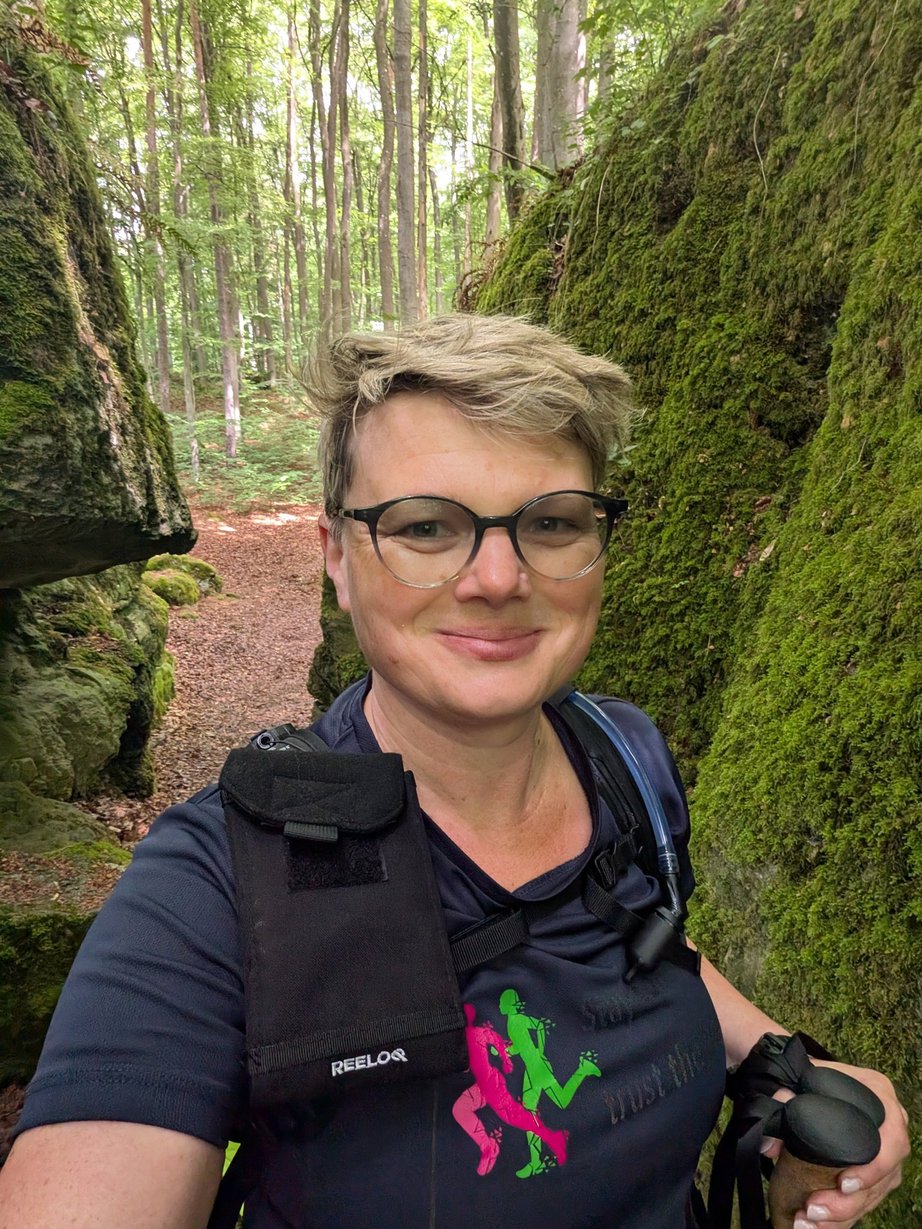 Jasmin von Laufend Optimistisch beim Wandern mit REELOQ und Wanderstöcken