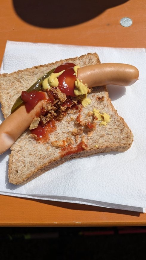 Warme Verpflegung mit Hotdog bei einer Wanderveranstaltung