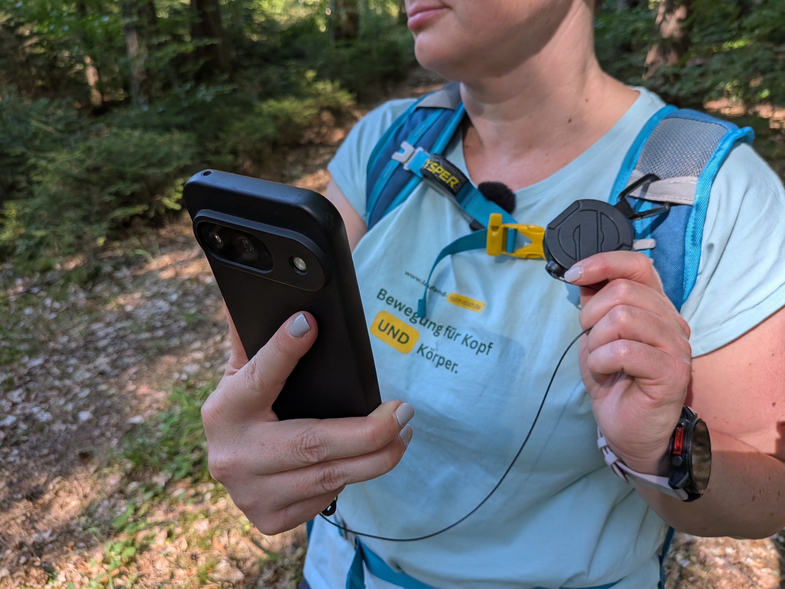 REELOQ Handysicherung am Wanderrucksack in Benutzung