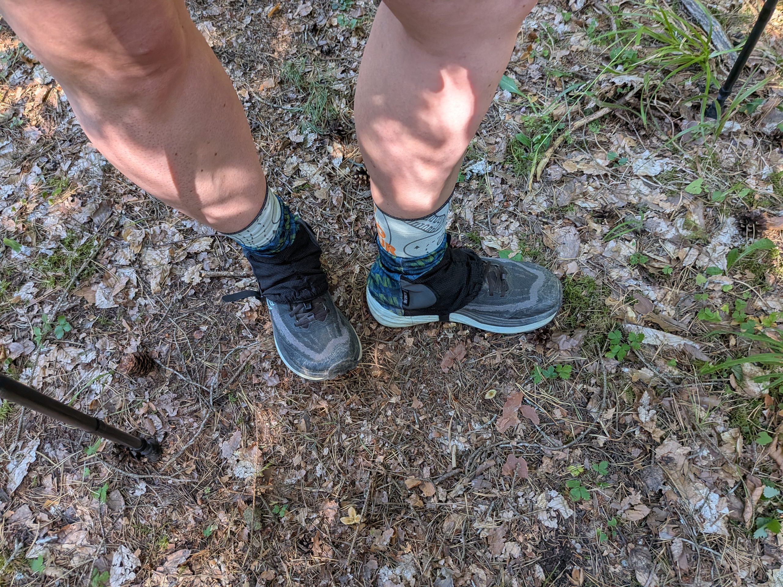 Gamaschen über Wanderschuhen zum Schutz vor Steinchen und Dreck