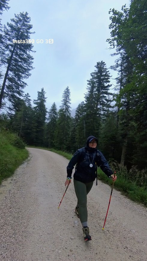 Wanderung bei Regen während einer langen Wanderveranstaltung