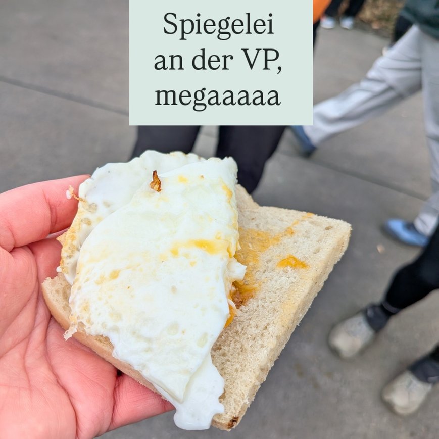 Verpflegung mit Brot und Aufstrich bei einer Wanderveranstaltung