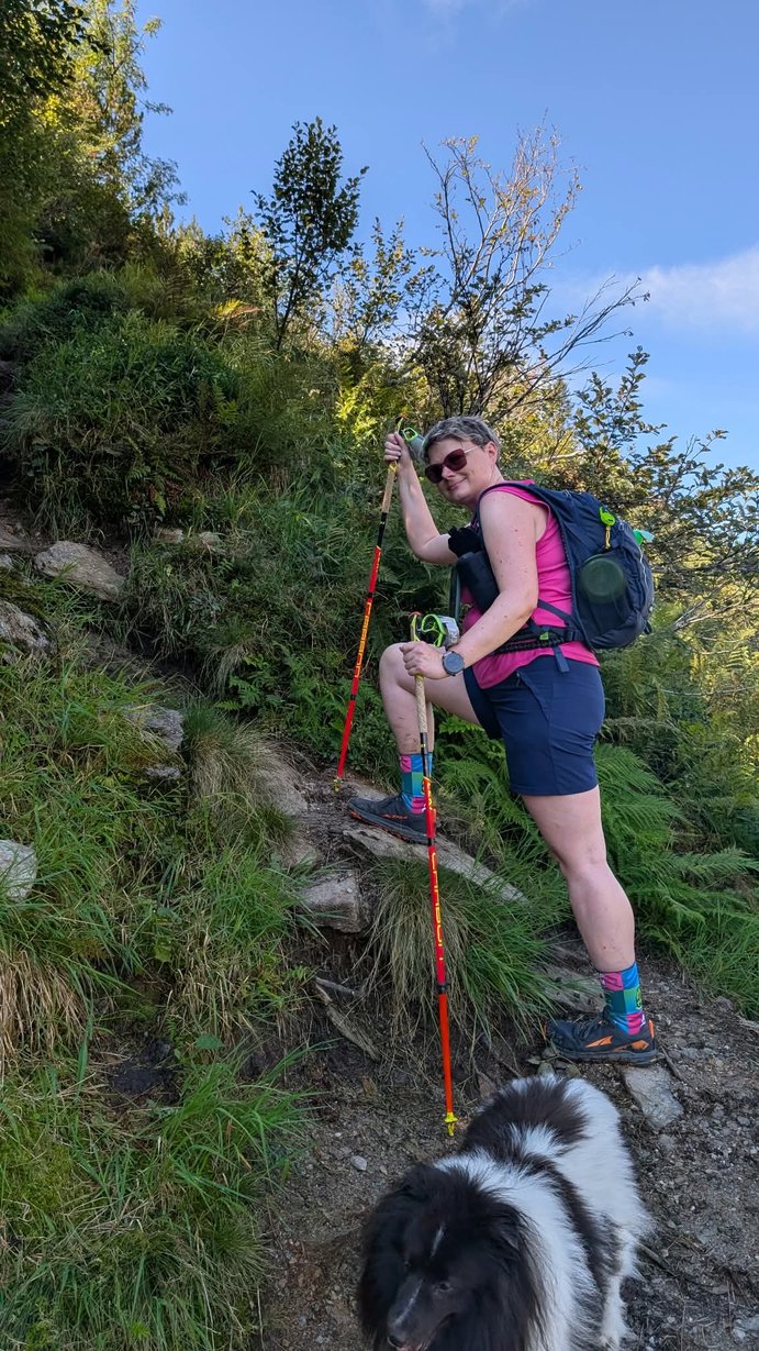 Jasmin mit Wanderausrüstung und Altra-Schuhen auf dem Weg zur Kaltenberghütte