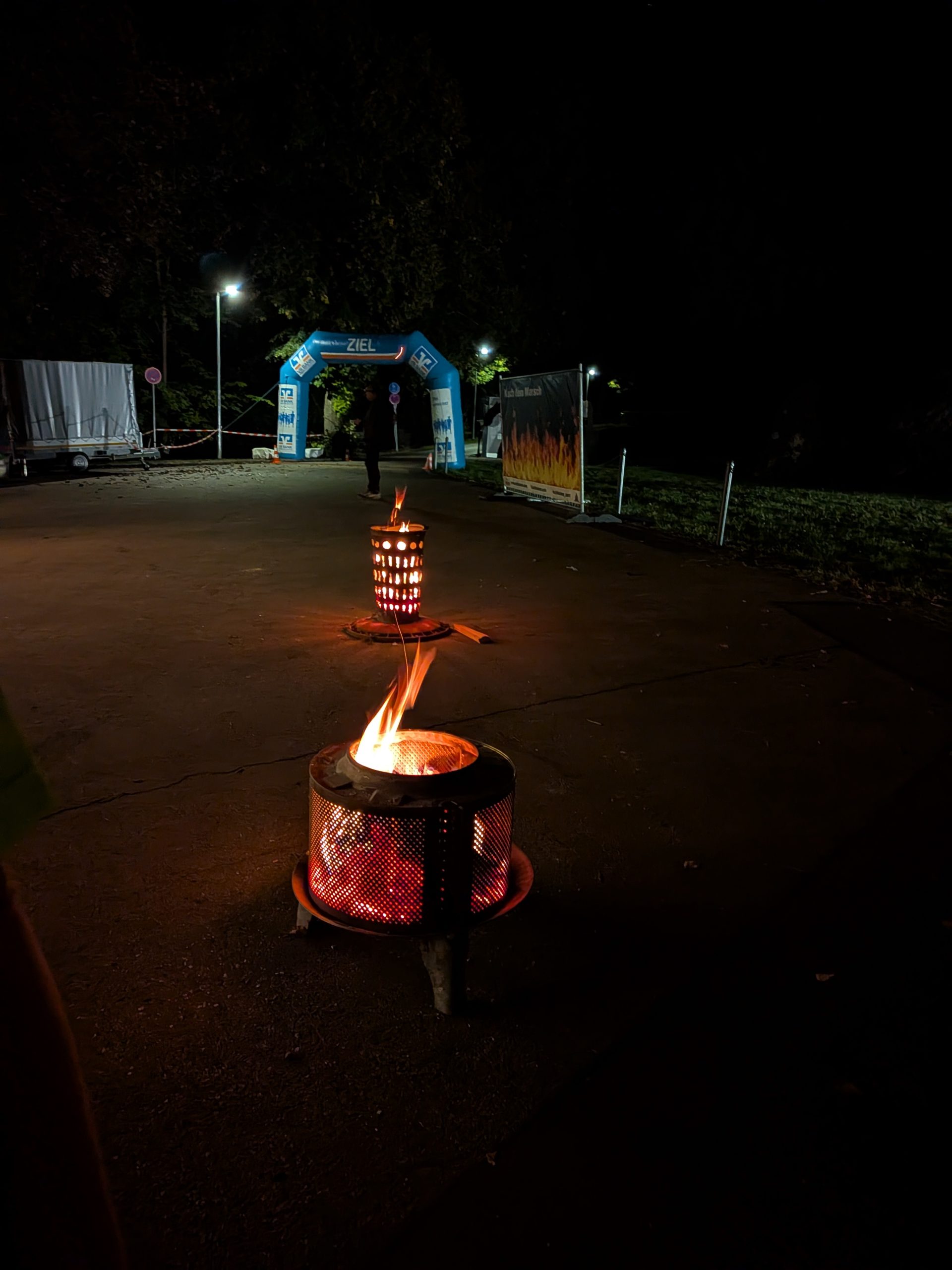 Lagerfeuer an der Zielstation des Großen Schlackenmarschs 2026 in der Nacht