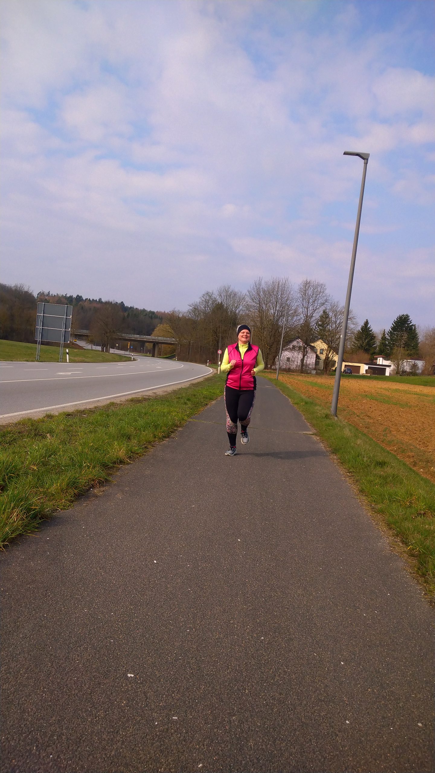 Jasmin mit pinker Weste bei ihrem ersten 5-Kilometer-Lauf im März 2020
