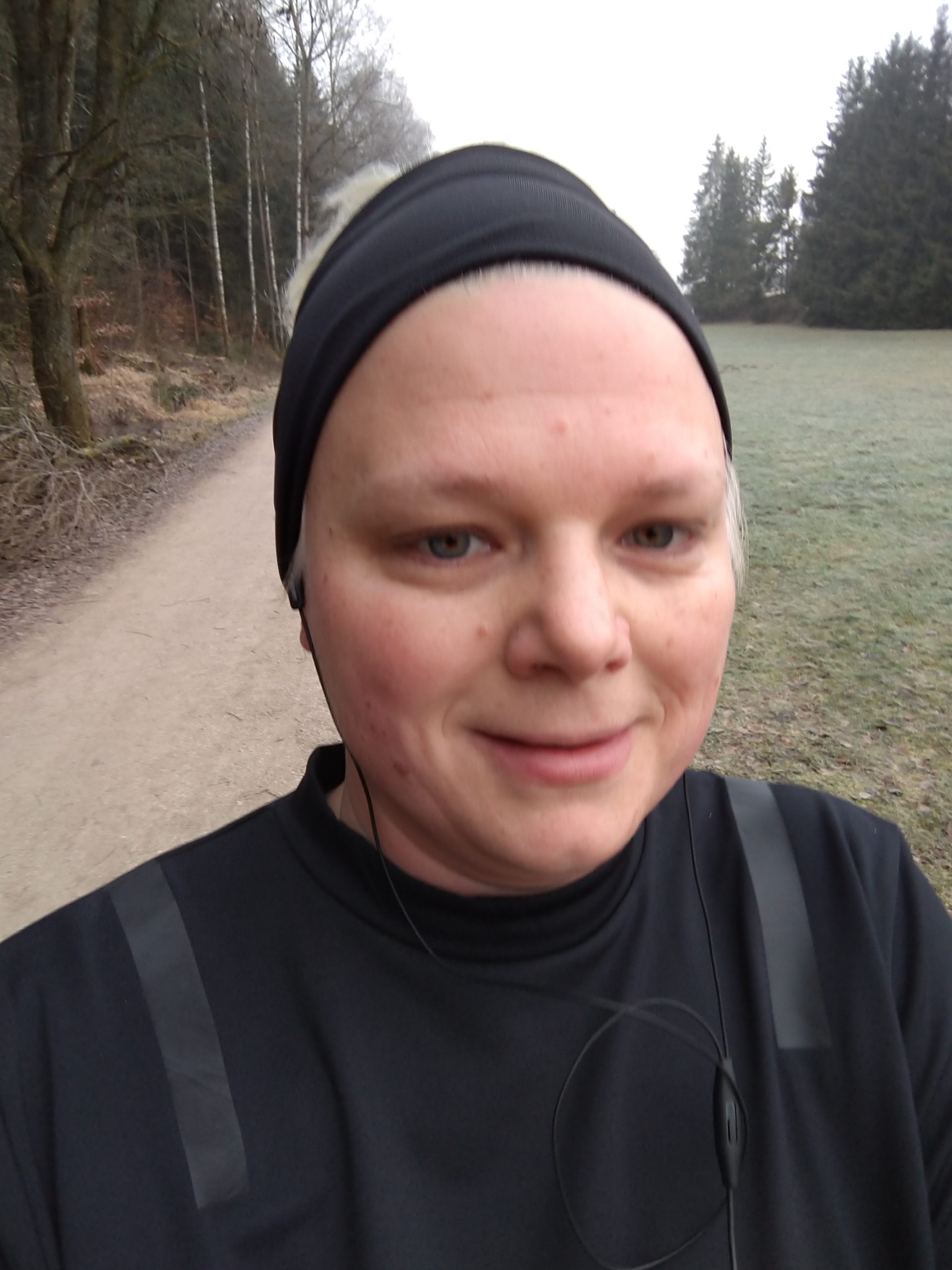 Jasmin im schwarzen Laufoutfit auf einem Waldweg zu Beginn ihrer Laufgeschichte